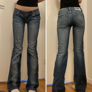 Lågmidjade jeans - Lågmidjade bootcut jeans av märket Blake med rhinestones 💗 Mått: Midja: 36 cm rakt över (79 cm runtom) Innerben: 86 cm
