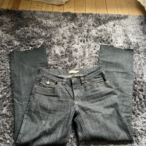 Grå jeans från MyWear - Snygga grå jeans från MyWear med klassisk femficksdesign och knappgylf. Perfekta för en avslappnad stil. De har en rak passform och är tillverkade i ett slitstarkt material.