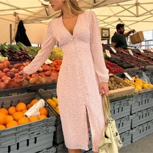 Ljusrosa blommig klänning - Klänning från Adoore i ljusrosa. Finns ej kvar att bestämma på hemsidan! Storlek 34.