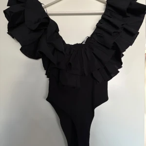 Svart zara body - Intresse koll på denna snygga topp💕
