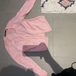 Rosa stickad kofta från Albatross - Säljer en söt rosa stickad kofta från Albatross. Koftan har ett fint hålmönster och långa ärmar. Perfekt för att hålla sig varm och stilren. Passar bra till både jeans och kjol. 💖