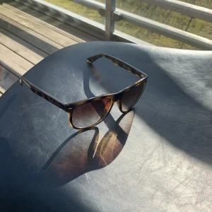 Solglasögon med leopardmönster - Snygga solglasögon med leopardmönstrade bågar. Perfekta för soliga dagar och ger en cool look. De har en klassisk form som passar de flesta ansikten.