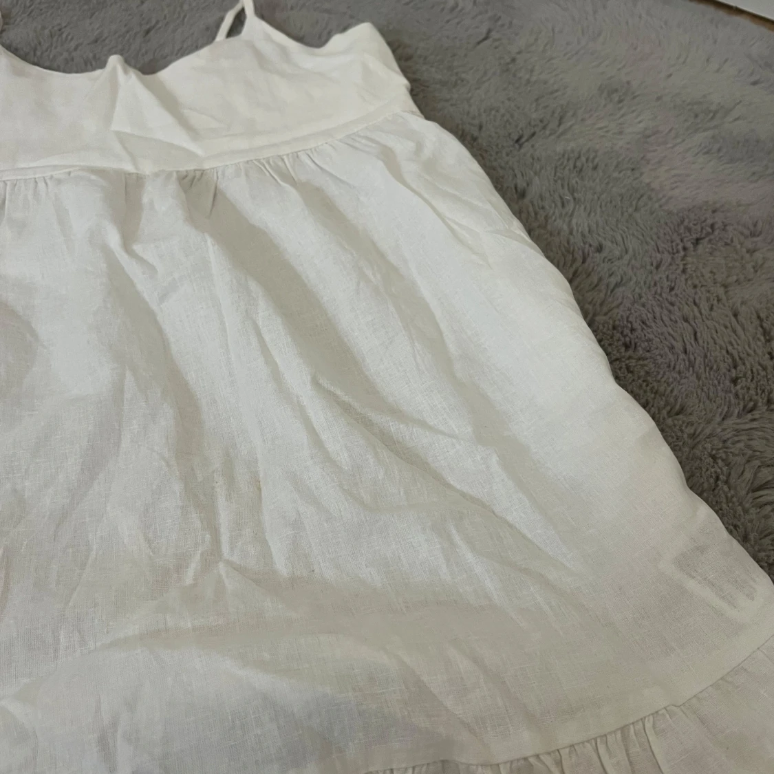 Vit ärmlös klänning med volang - 2