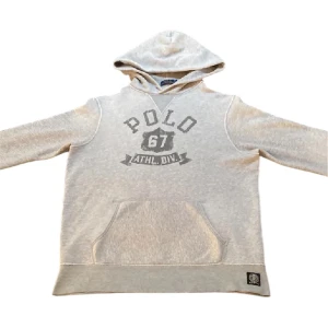 Ralph lauren hoodie  - Tja! Säljer nu denna feta hoodie ifrån Ralph Lauren. Det är en äldre modell och därav görs den inte längre. Den är i storlek M och sitter TTS. Den är i väldigt fint skick utan några defekter. Bara att höra av sig vid eventuella frågor eller funderingar🌟