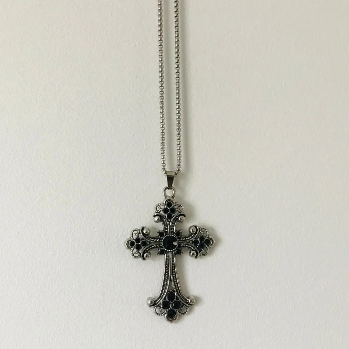 Silverfärgat korshalsband med svarta stenar - 4