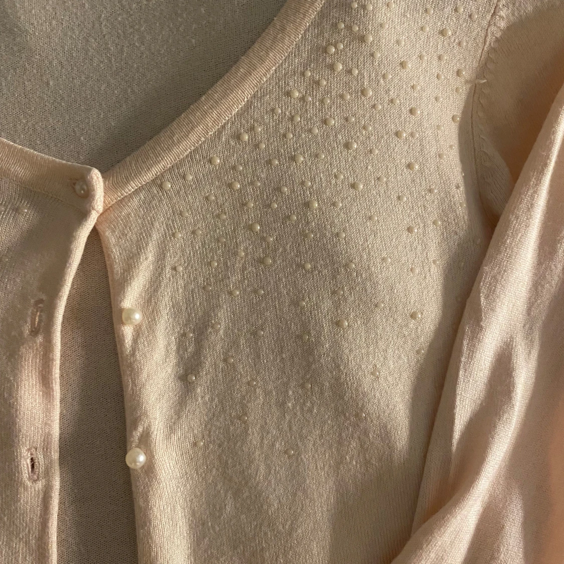 Ljusrosa kofta med trekvartslångaärmar - 2