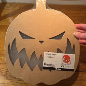 Pumpkin light ny - Helt ny inplastad Pumpa som kan lysa att måla själv! Perfekt pyssel och dekoration för Halloween!🎃 Batterier medföljer ej!