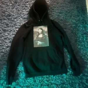 Mona Lisa hoodie  - Grisch hoodie Ny skick kostar 1.5k ny Pris 600kr Storlek s