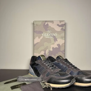 Valentino Rockrunners - Säljer nu dessa riktigt snygga skor från Valentino i storlek 43 och i skick 8,5/10 då boxen har en liten defekt. Box, 2 dustbags, snören och kort följer med vid köp av skorna! För mer bilder invändigt på skorna kontakta oss! Original pris - 8500kr Vårat pris - 2599kr! Pris ej hugget i sten! Skriv vid minsta lilla fundering!🙌