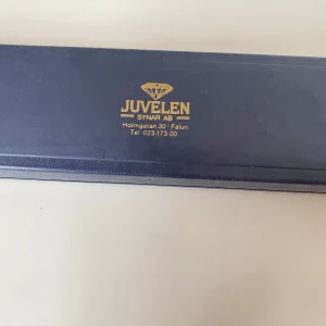 Smyckesask från Juvelen - Elegant vintage smyckesask i mörkblått från Juvelen Synar AB, Falun. Asken har en guldfärgad logotyp på locket 