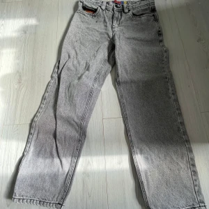 Grå jeans från Empyre - Snygga grå jeans från Empyre med en klassisk femficksdesign. De har en rak passform och är tillverkade i slitstarkt denim. Perfekta för en avslappnad stil.