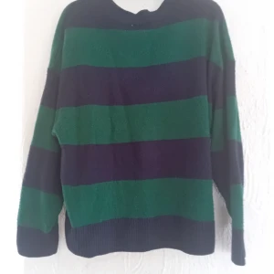 Stickad tröja - Säljer en mysig stickad tröja i grönt och blått med breda ränder. Tröjan har långa? ärmar och en avslappnad passform, perfekt för kyligare dagar. Den är både stilren och bekväm. Storlek M, men sitter som S ❤️ Några små gula fläckar på framsidan, men går atttvätta bort