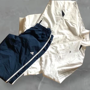 Adidas jacka och byxa  - Byxa storlek M och  Jacka storlek L båda är adidas och kan bli köpt tillsammans eller enskild