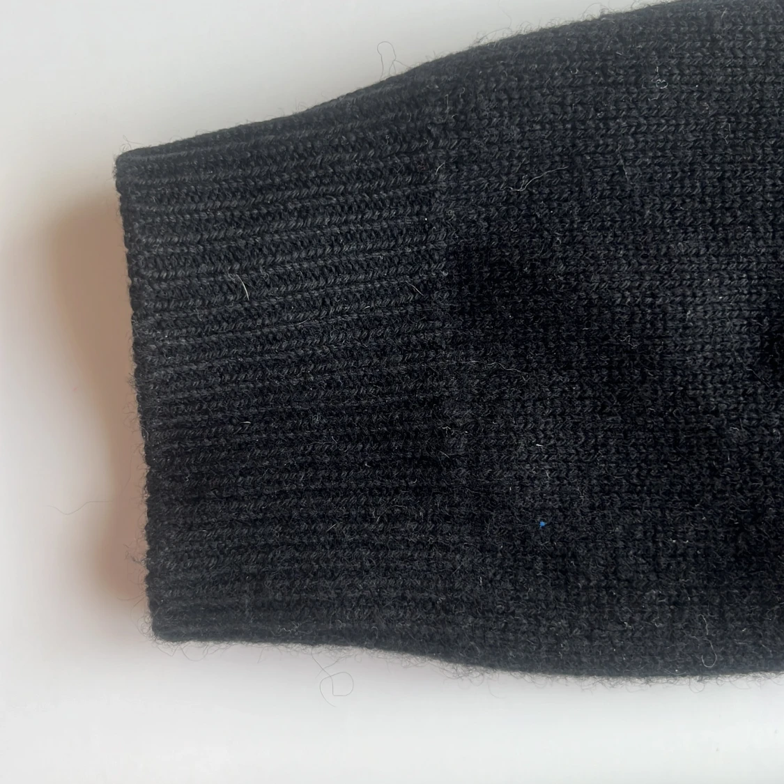 Svart tröja med regnbågsdetaljer från From Future - 4