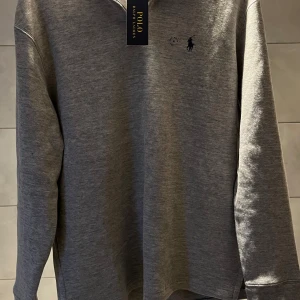 Grå tröja från Polo Ralph Lauren - Tja! Säljer nu en stilren grå tröja från Polo Ralph Lauren med en diskret logga på bröstet. Perfekt för en avslappnad och snygg look. Tröjan är sprillans ny, inte använd en enda gång vilket man ser då det inte är några defekter eller liknande, samt tag kvar. Storlek M, skriv vid minsta lilla fundering eller för fler specifika bilder!🙌🏽 Nypris:1300