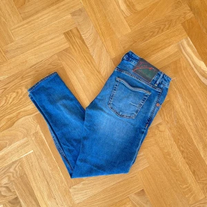 Handpicked jeans - Snygga jeans från märket ”Handpicked” i ljusare tvätt. Storleken ska vara 33, men skulle säga att det funkar jättebra från W30-32 och längd 30-31 (fråga så kan jag skicka bild med mått mm). Bra skick!