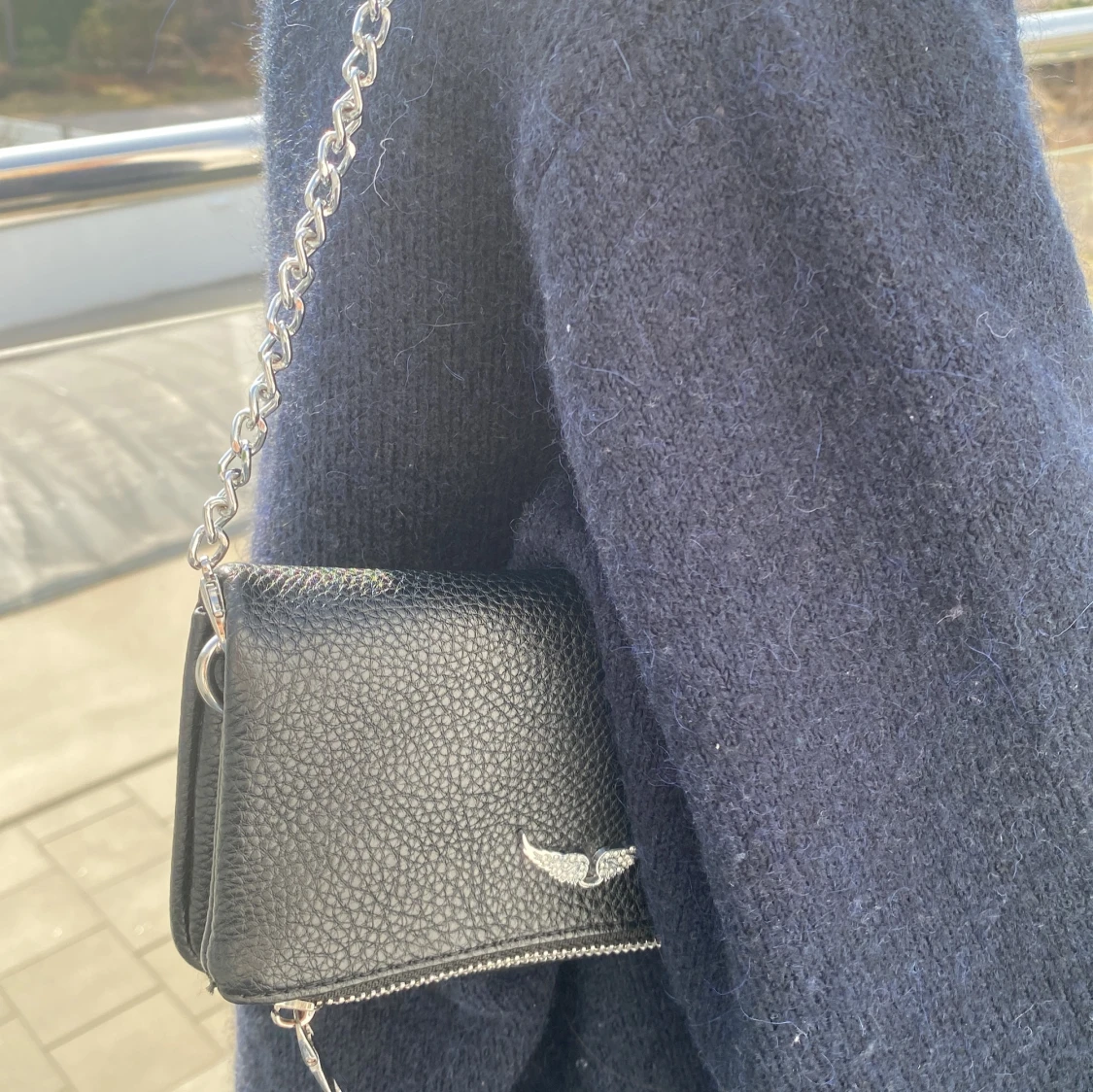 Svart axelväska med kedja - 4