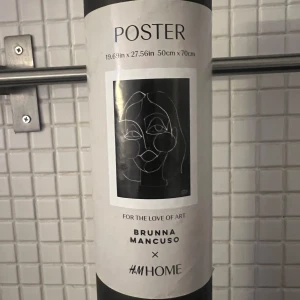 Poster av Brunna Mancuso x H&M Home - Snygg poster från samarbetet mellan Brunna Mancuso och H&M Home. Postern mäter 50x70 cm och har en stilren design med ett konstnärligt motiv i svartvitt. Perfekt för att ge ditt hem en modern och konstnärlig touch. Passar utmärkt i vardagsrummet eller sovrummet.