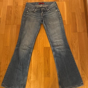 Levi's Marissa Bootcut Jeans - Säljer dessa snygga Levi's Marissa jeans. Dessa bootcut jeans har en låg midja och en bekväm och perfekt passform. 