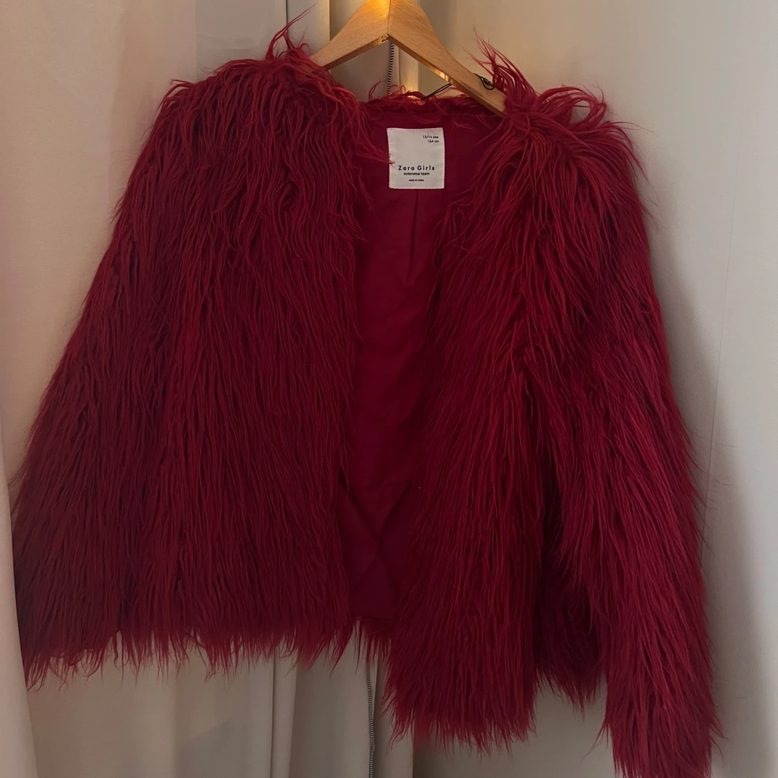 Rosa:röd pälsjacka från Zara  - 2