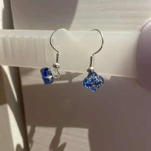 Blåa blomörhängen - Säljer ett par egentillverkade örhängen med blåa blommor på 💕 