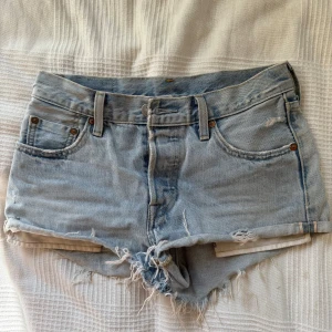 Ljusa jeansshorts från Levi's - Snygga Lågmidjade  ljusblå shorts från Levis, köpta i Soanien i en secondhand butik, modell 501 W26