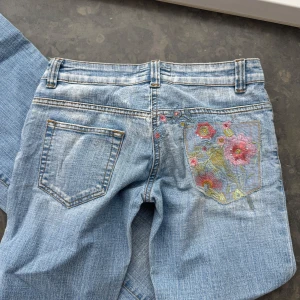 Lågmidjade jeans  - Så snygga jeans som tyvärr inte passar mig och har därför ingen bild på! Midjemått tvärsöver är 37cm, midjehöjden är 18,5cm och inerbens längden är 84cm💕
