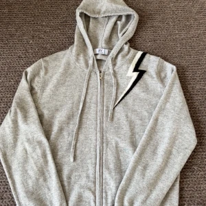 Bvaldi x alqvist clothing hoodie - Tja! Säljer en limited edition bvaldi x alqvist clothing hoodie, tröjan är en blandning melln kashmir och merino. Nypris 1200. Storlek M men passar även S. Använd endast en gång