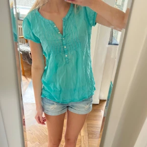 Turkos blus - Superfin blus perfekt till vår och sommar😍