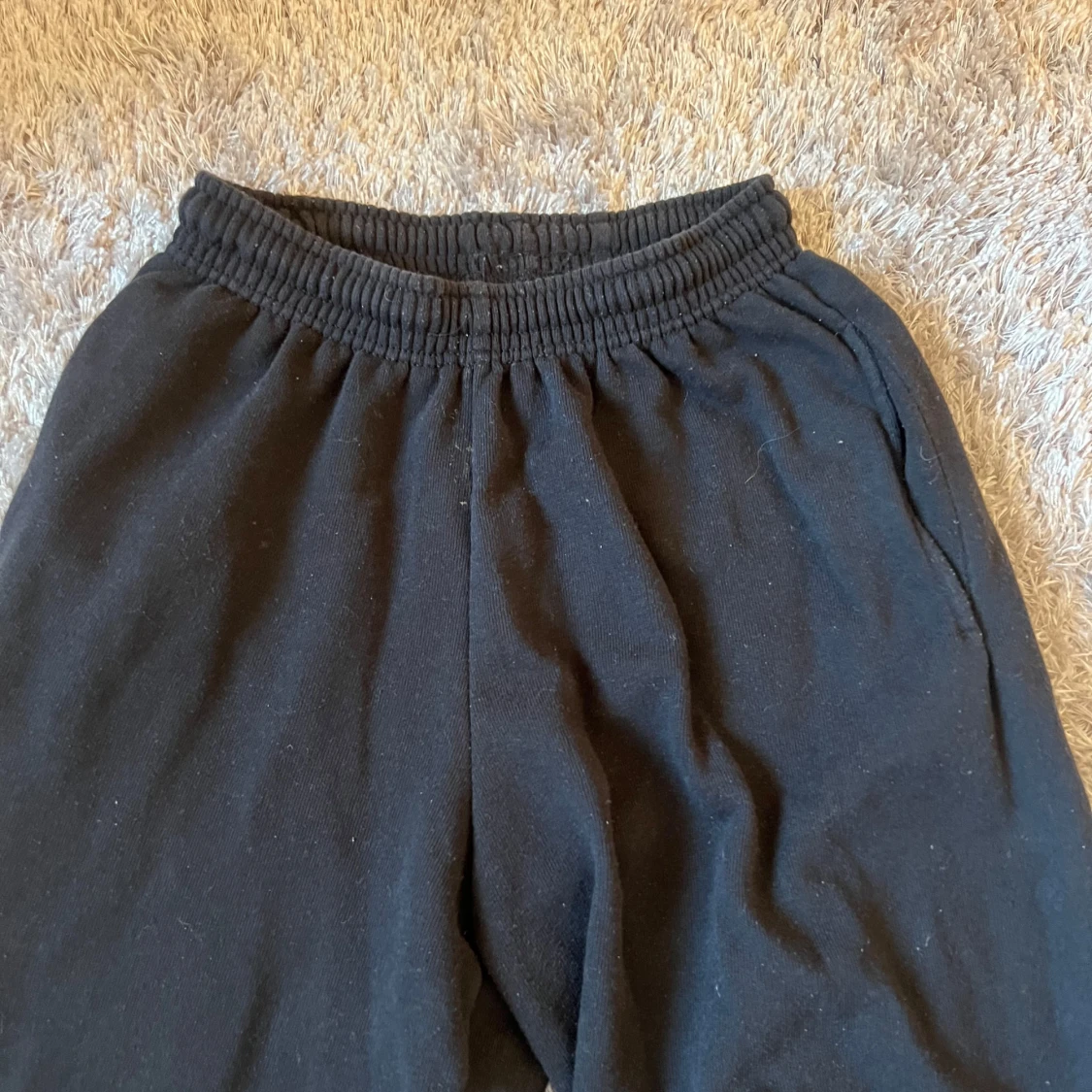 Svarta mjukisbyxor med text