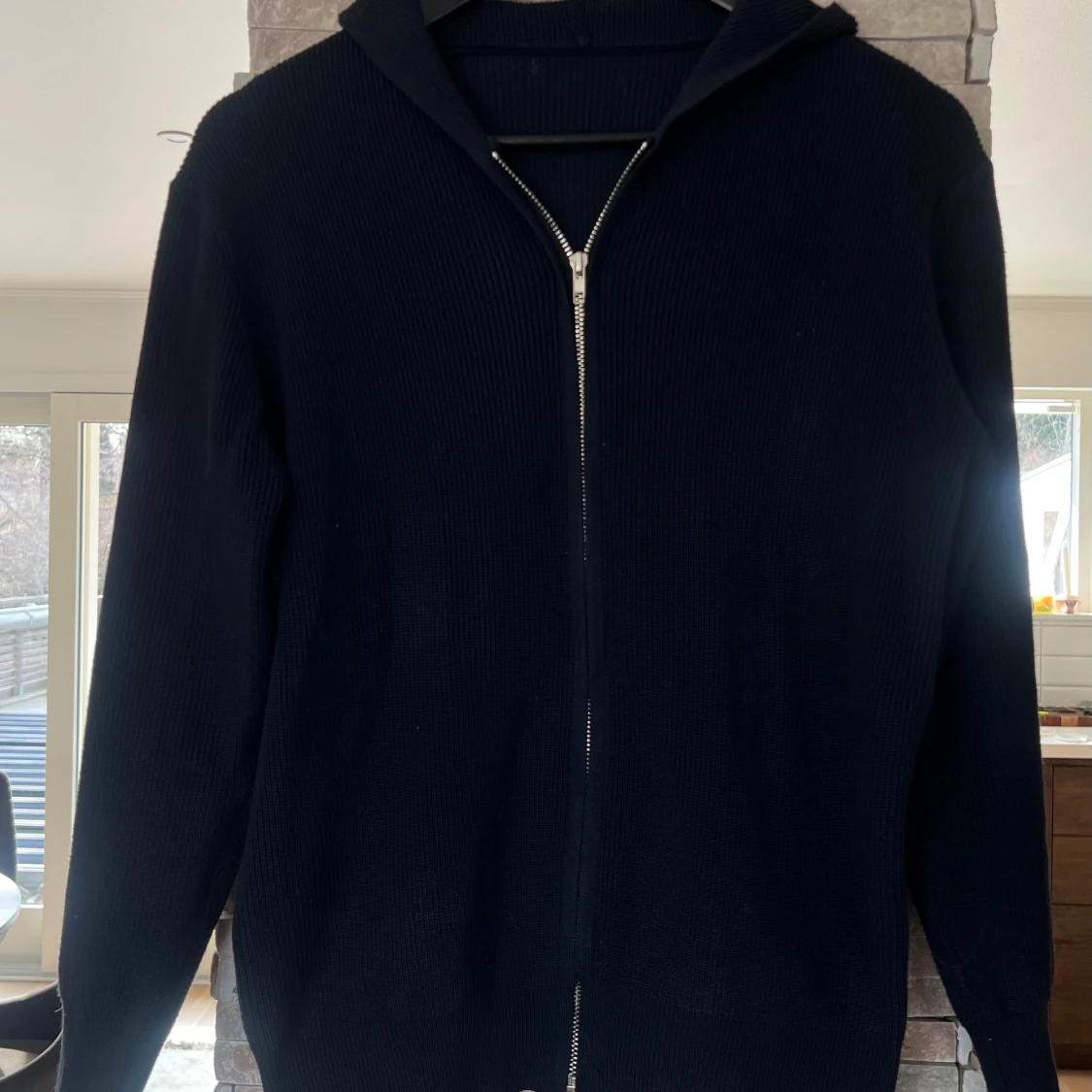 Mörkblå stickad hoodie med dragkedja och luva