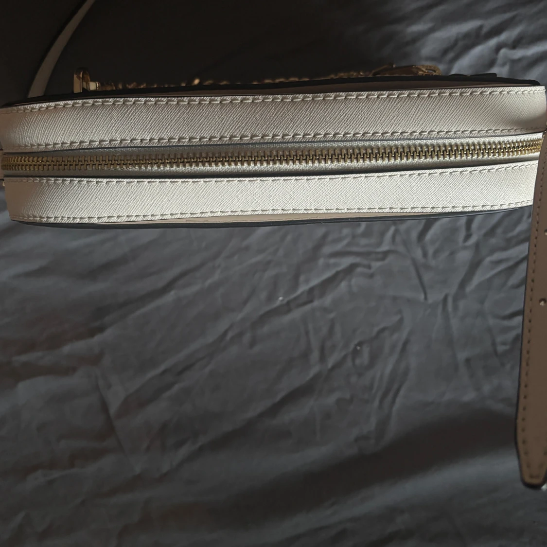 CremeVit/Rosa axelväska från Michael Kors - 1