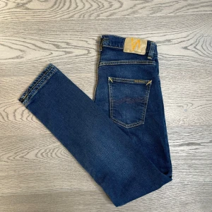 Nudie jeans - Säljer ett par nudie jeans grim Tim i mycket bra skick. Storleken är 28/30 och om du har några frågor om mått eller något annat var så god och fråga