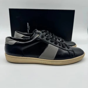 SAINT LAURENT SNEAKERS - Saint Laurent sneakers - Skick: 9/10 - Tillbehör: Box och Dustbag  - Storlek 44 sitter som 45 - Nypris: runt 8500kr - deluxecloset