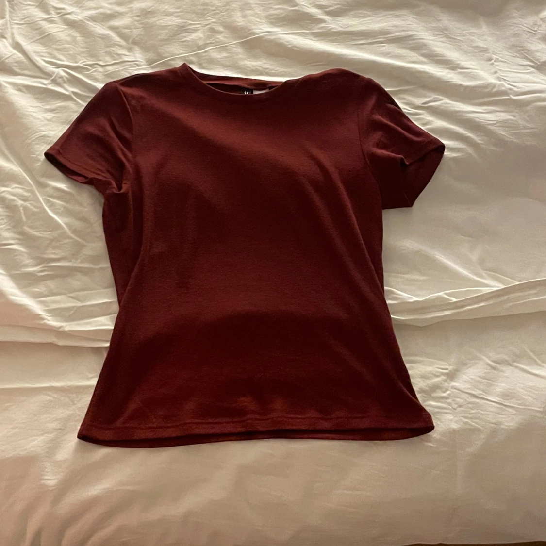 Vinröd t-shirt från Divided - 1