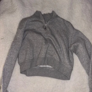 Klädpaket - Grå tröja i storlek S, fint skick. Stickad tröja använd fåtal gånger storlek M. Fint rosa glitter linne storlek M