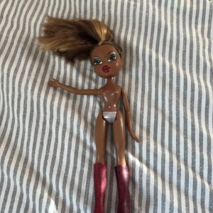 Bratz docka  - Bratz docka bra skick men röda skor 