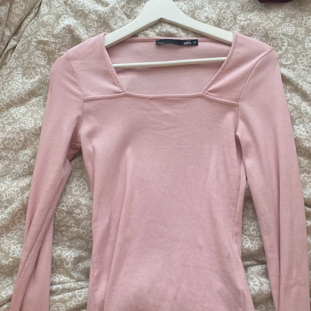 Säljer en söt rosa ribbad topp från 157 med långärmad design och fyrkantig halsringning. Perfekt för en stilren och bekväm look. Passar bra till både jeans och kjol. 💖. Neuletakit & Villapaidat.
