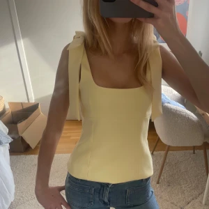 Eftertraktad zara gul topp rosetter - Intressekoll på världens snyggaste topp från zara, aldrig använd och prislapp kvar. Gul med rosetter. Slutsåld överallt kom med bud🥰