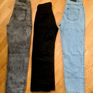 Jeans loose fit kille - Ljusa jeans Loose fit stl 152/158,,som nya köpt från Kidsbranstore för 599kr säljes       100kr                Lika jeans i svart/gråa stl 152/158   100kr          ...Djur och rökfritt...som nya