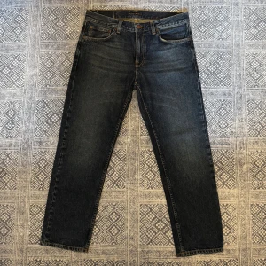 Mörkblå jeans från Nudie Jeans - Säljer ett par jeans från Nudie i storlek 32/28. Dom är praktiskt sätt nya, inte använda mycket alls. Tveka inte att skriva, pris kan diskuteras