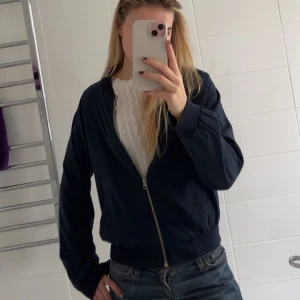 Mörkblå bomberjacka från Tom Tailor - Säljer en snygg mörkblå bomberjacka från Tom Tailer. Vanlig tunn bomberjacka men så snygg.
