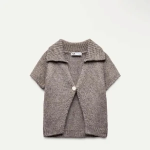 Grå stickad kofta från Zara - Säljer en mysig grå stickad kofta från Zara med korta ärmar och en stor knapp framtill. Perfekt för lager-på-lager och ger en avslappnad look. Passar bra till både jeans och kjol.❤️❤️