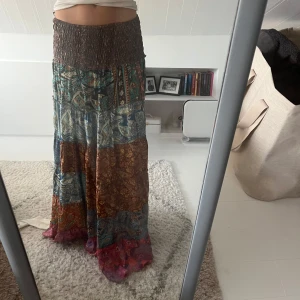 Färgglad långkjol med mönster - Säljer en långkjok parfekt för sommar 