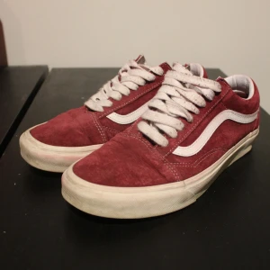 Röda sneakers från Vans - Tja, nu säljer jag dessa röda Vans. Dem är i bra skick och är i storlek 40.5. Tveka inte att höra av er om ni har frågor.