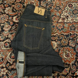 Dry Selvage nudie jeans - Säljer dessa feta och exclusiva jeans från nudie, anledningen till att dessa är speciella är eftersom att de är selvage. Det är extra fint material som under tid skapar sin egen egna wash beroende hur man använder dem. Dessa är modellen ”thin finn” vilket är en slik modell! Midja:36,5cm längd: 100cm