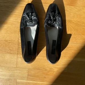 Pumps secondhand - Slitna på undersidan men fint skick annars