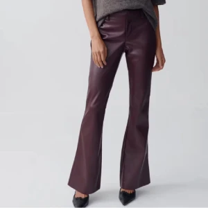 Vinröda skinnbyxor - Vinröda skinnbyxor från Ginatricot