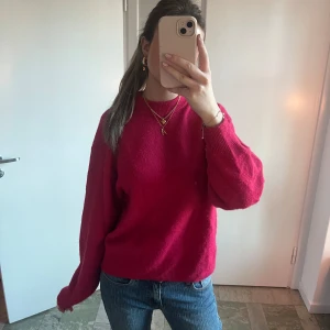 Rosa stickad tröja - Säljer en snygg rosa stickad tröja. Ger en pop av färg och super snygg till våren💓💓