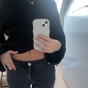 Svarta jeans med låg midja  - Säljer mina absoluta favorit jeans från Monki! Säljer pga att de är försmå i midjan, och att de är förkorta för mig 🥹🥰